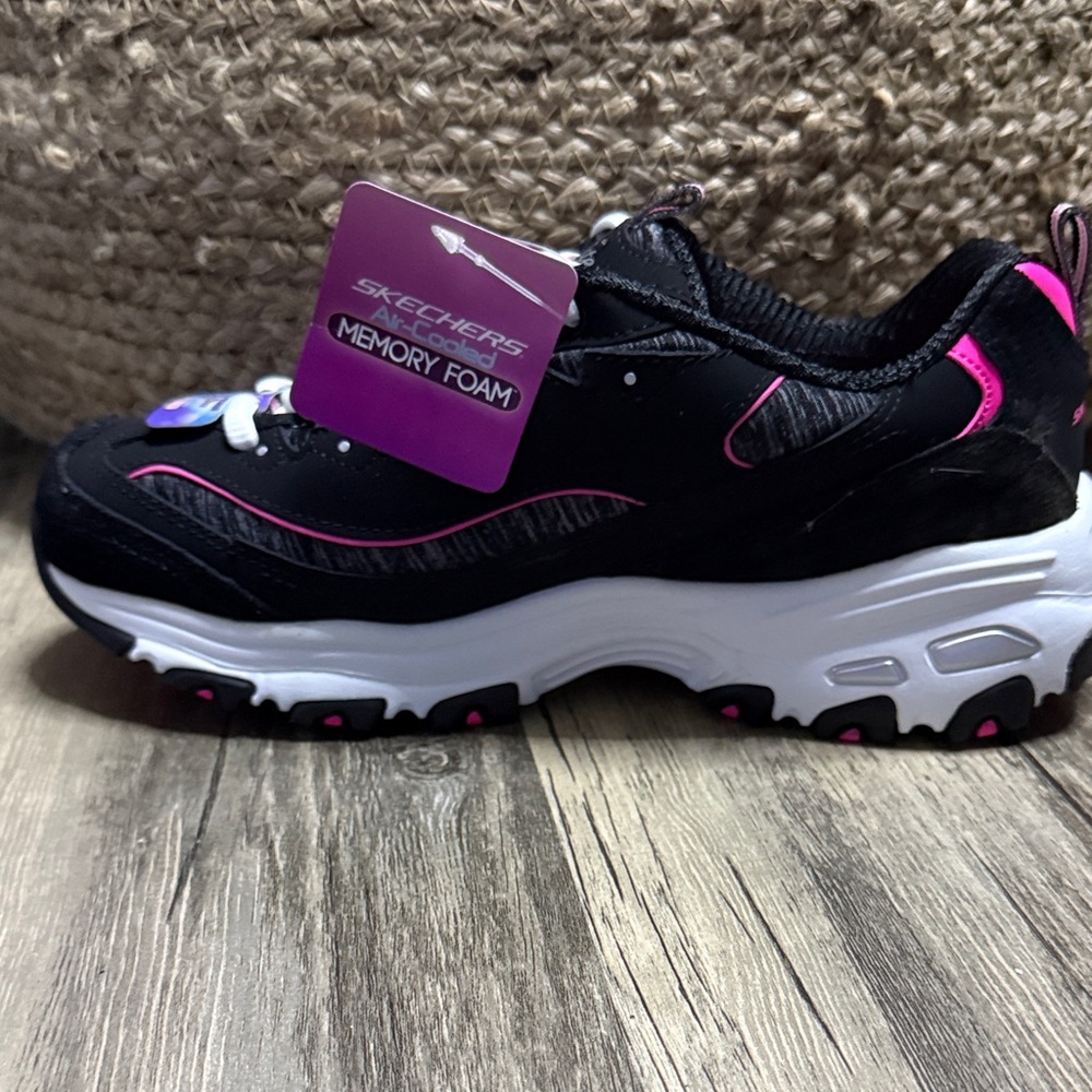 Skechers D’Lites ME TIME, Black and Pink, 7 Wide Fit, NWT